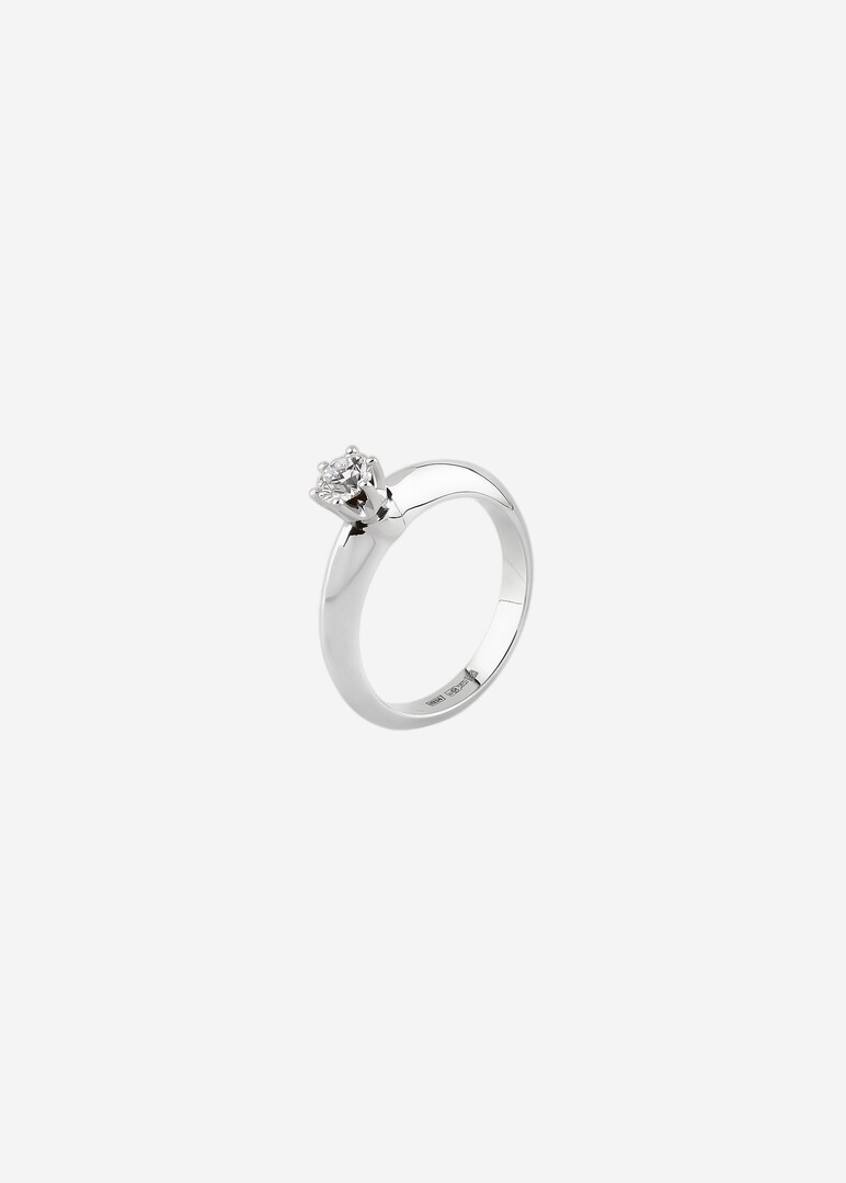gold ring with lab-grown diamond