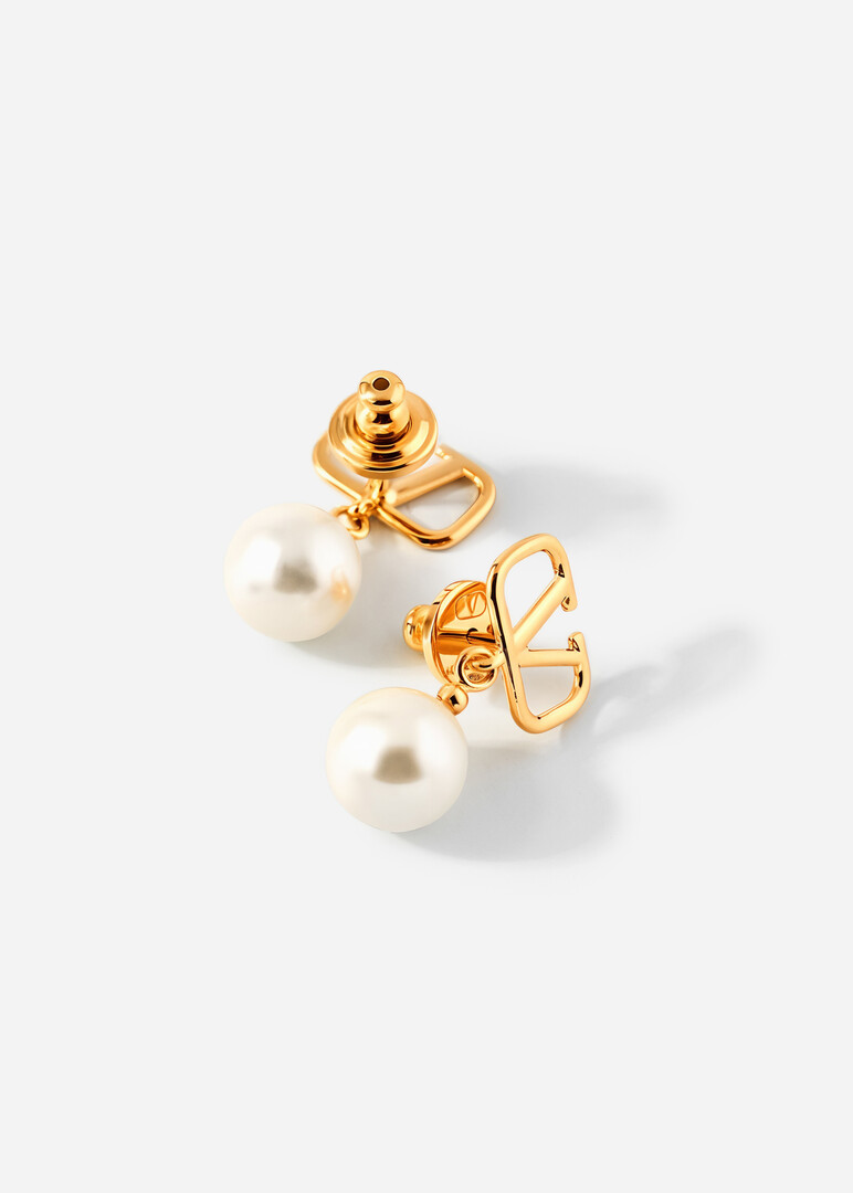 golden studs with logo and pearl pendants