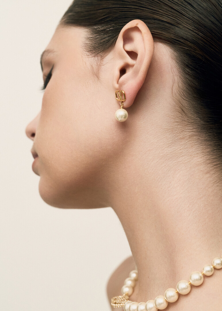 golden studs with logo and pearl pendants