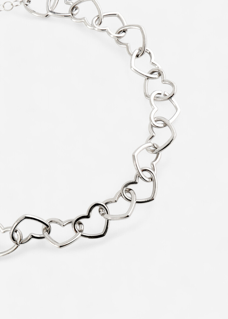 серебристое колье из сердец