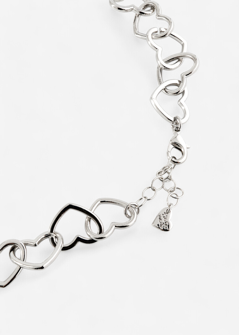 серебристое колье из сердец