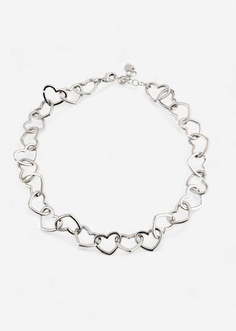 серебристое колье из сердец