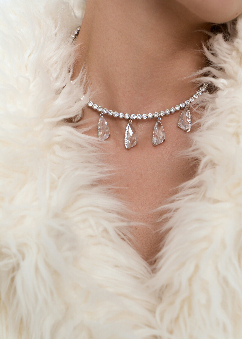 Crystal choker with transparent pendants and crystal cut