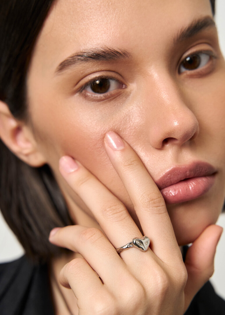 Кольцо-печатка из серебра с сердцем