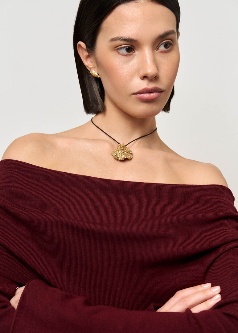 Gilded necklace with a MAX shell on a cord