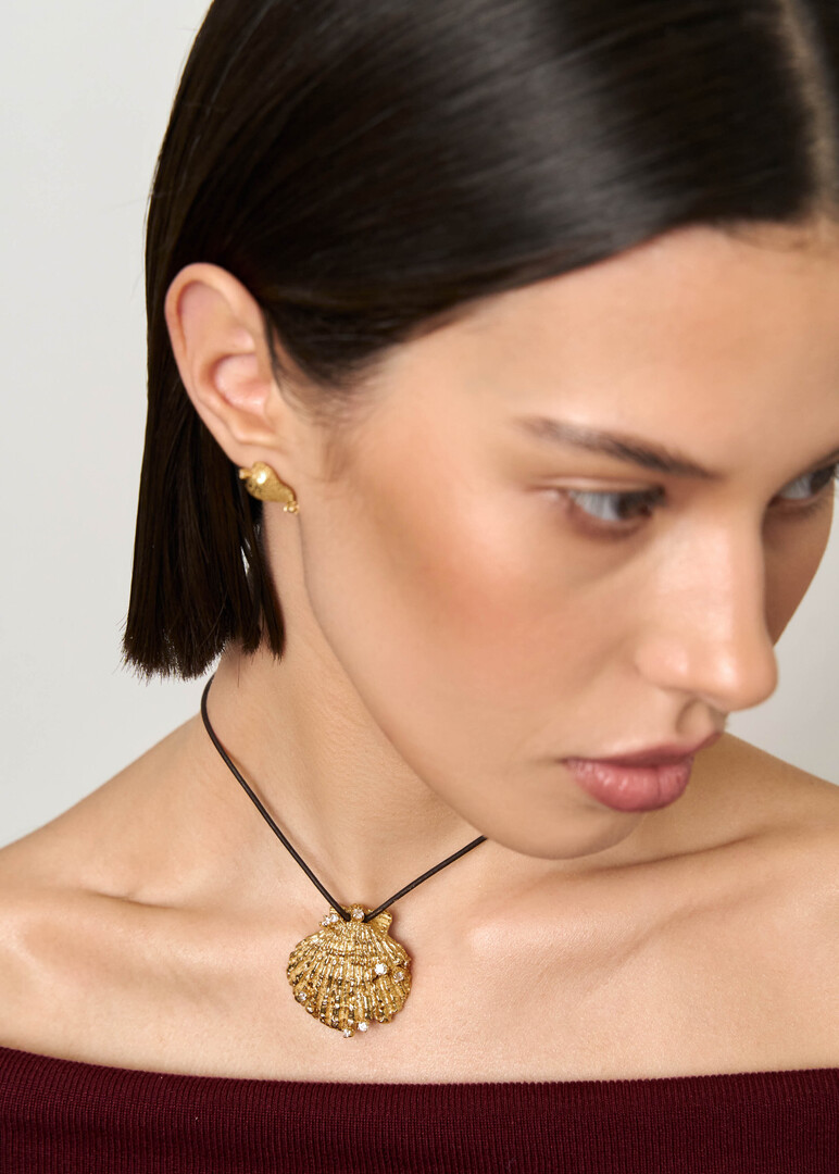 Gilded necklace with a MAX shell on a cord