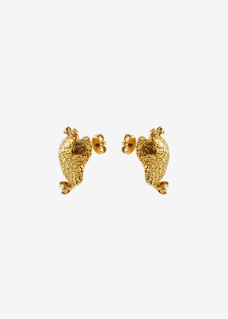 Gold-plated asymmetric stud earrings with shells