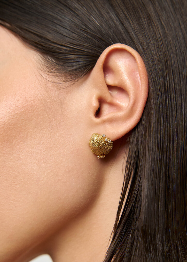 Gold-plated asymmetric stud earrings with shells