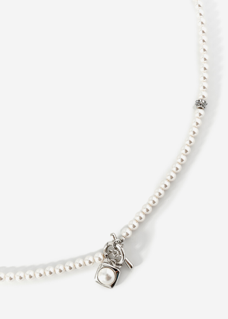 Necklace of pearl beads with crystals