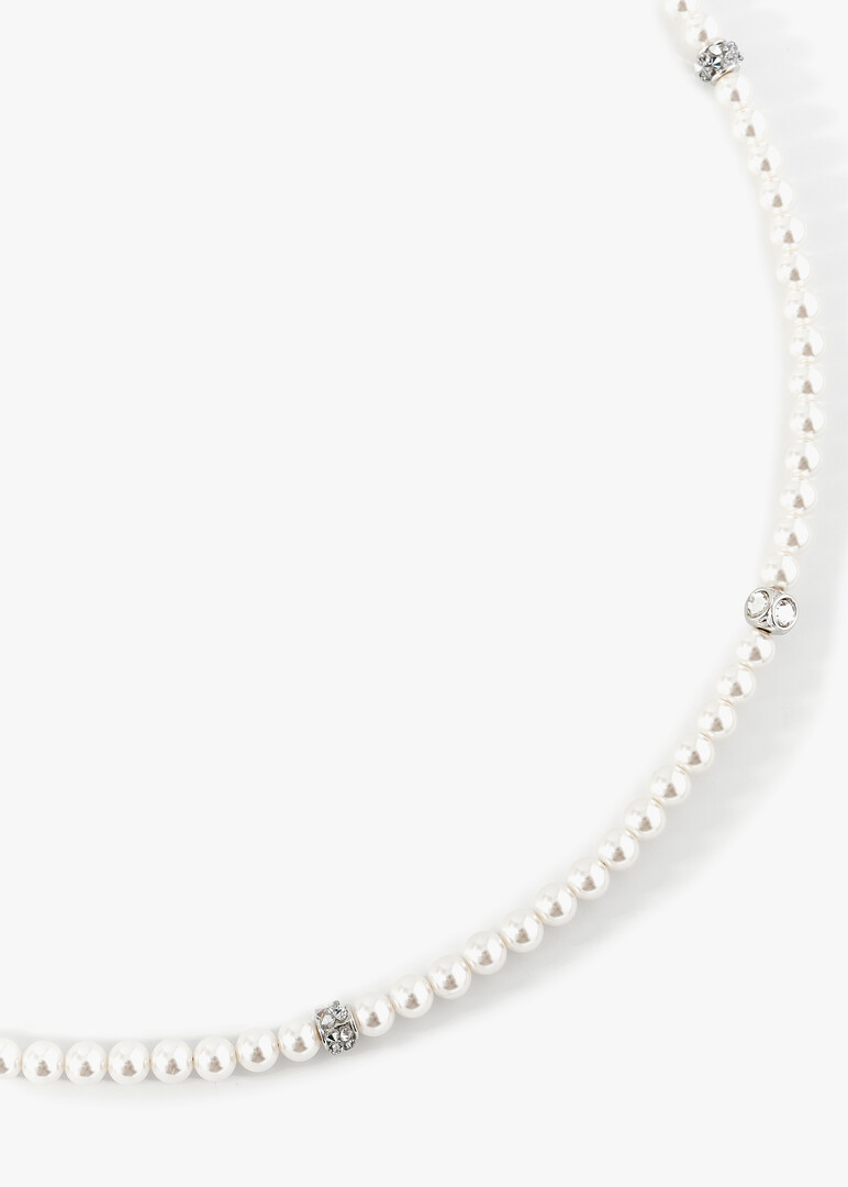 Necklace of pearl beads with crystals