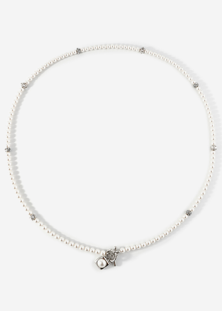 Necklace of pearl beads with crystals