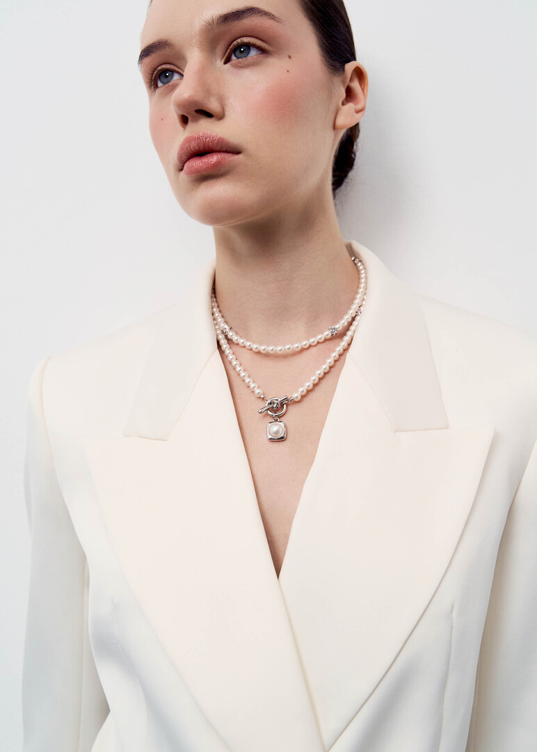 Necklace of pearl beads with crystals