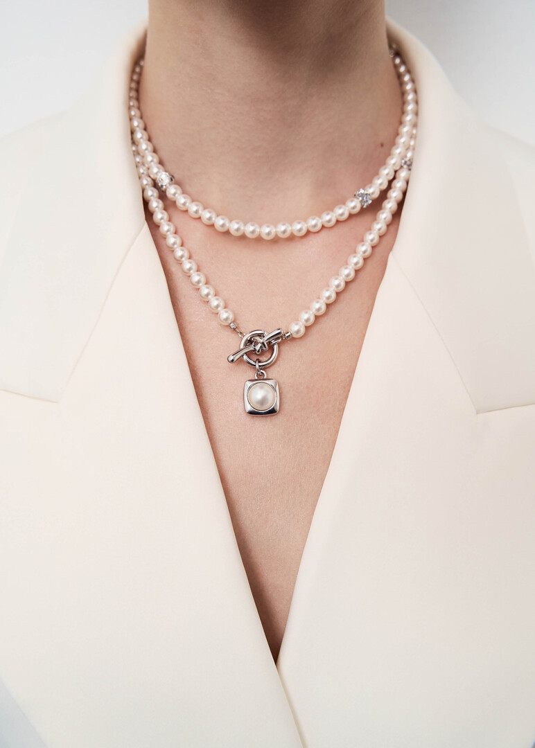 Necklace of pearl beads with crystals