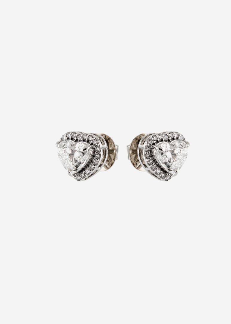 Gold stud earrings with lab-grown diamonds in a «Heart» cut.