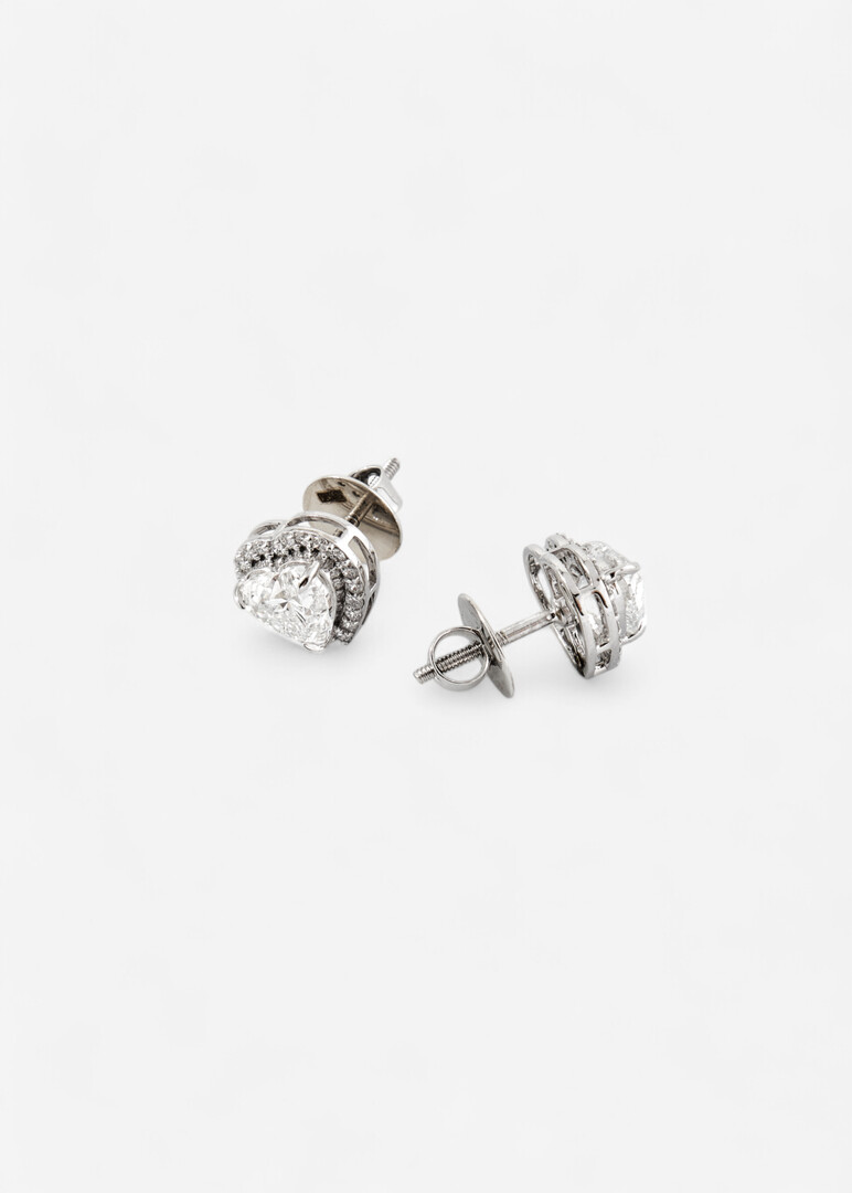Gold stud earrings with lab-grown diamonds in a «Heart» cut.