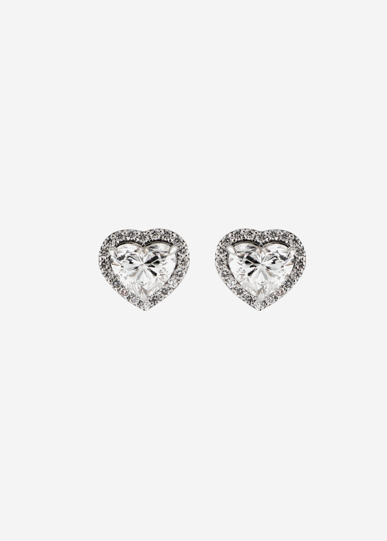 Gold stud earrings with lab-grown diamonds in a «Heart» cut.