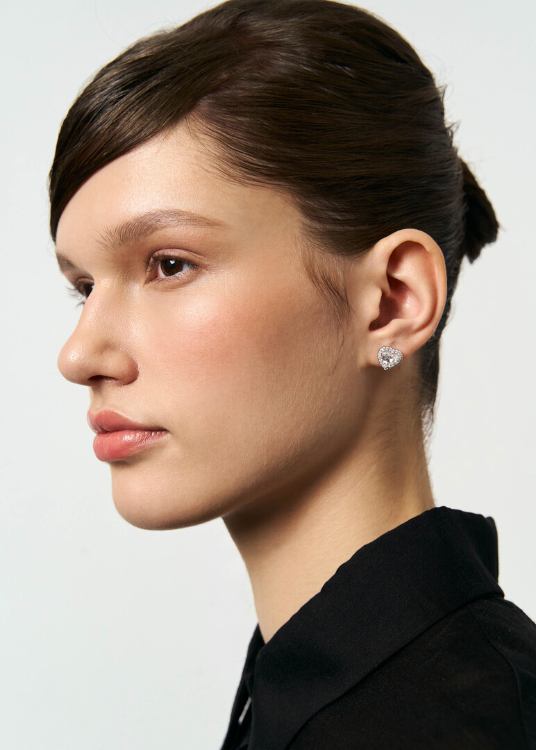 Gold stud earrings with lab-grown diamonds in a «Heart» cut.