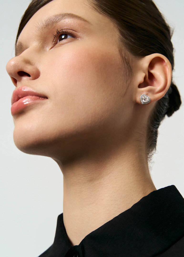 Gold stud earrings with lab-grown diamonds in a «Heart» cut.