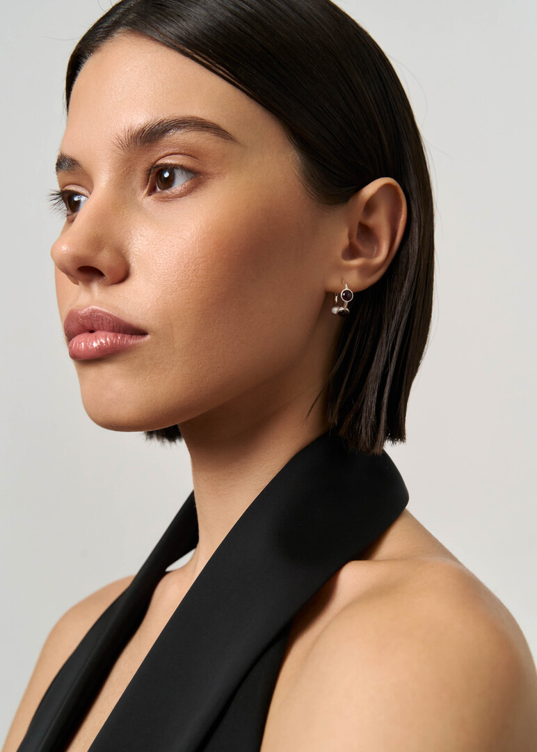 Cliquer earrings «Kolt» made of silver with garnets.