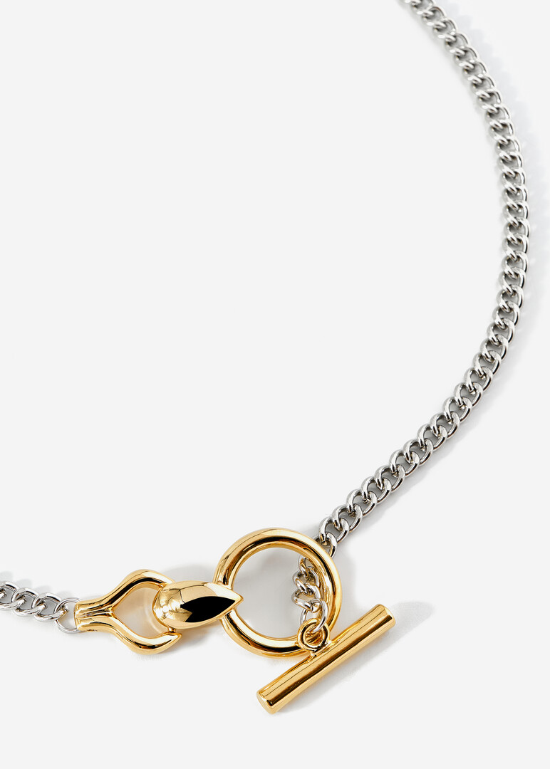 A long chain with a round link
