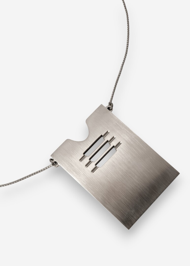 серебристое колье CARD HOLDER