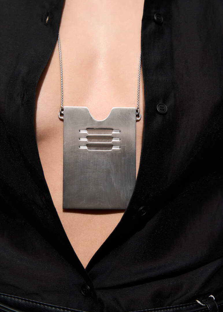 серебристое колье CARD HOLDER
