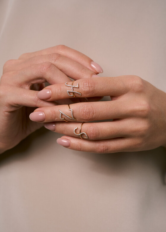 Акцентные кольца Adelya Jewellery Кольцо из золота с буквой H из бриллиантов