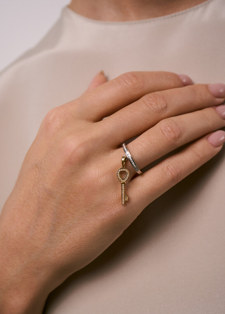 gold key ring with diamond