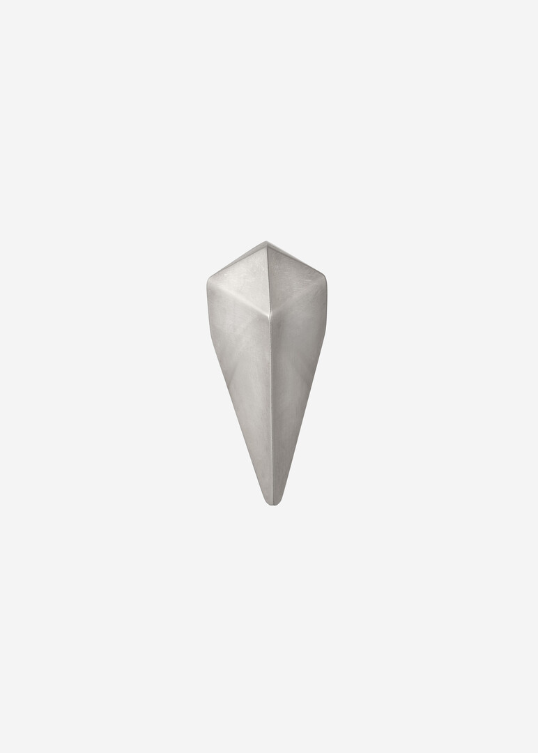 Серебристая моносерьга PYRAMID