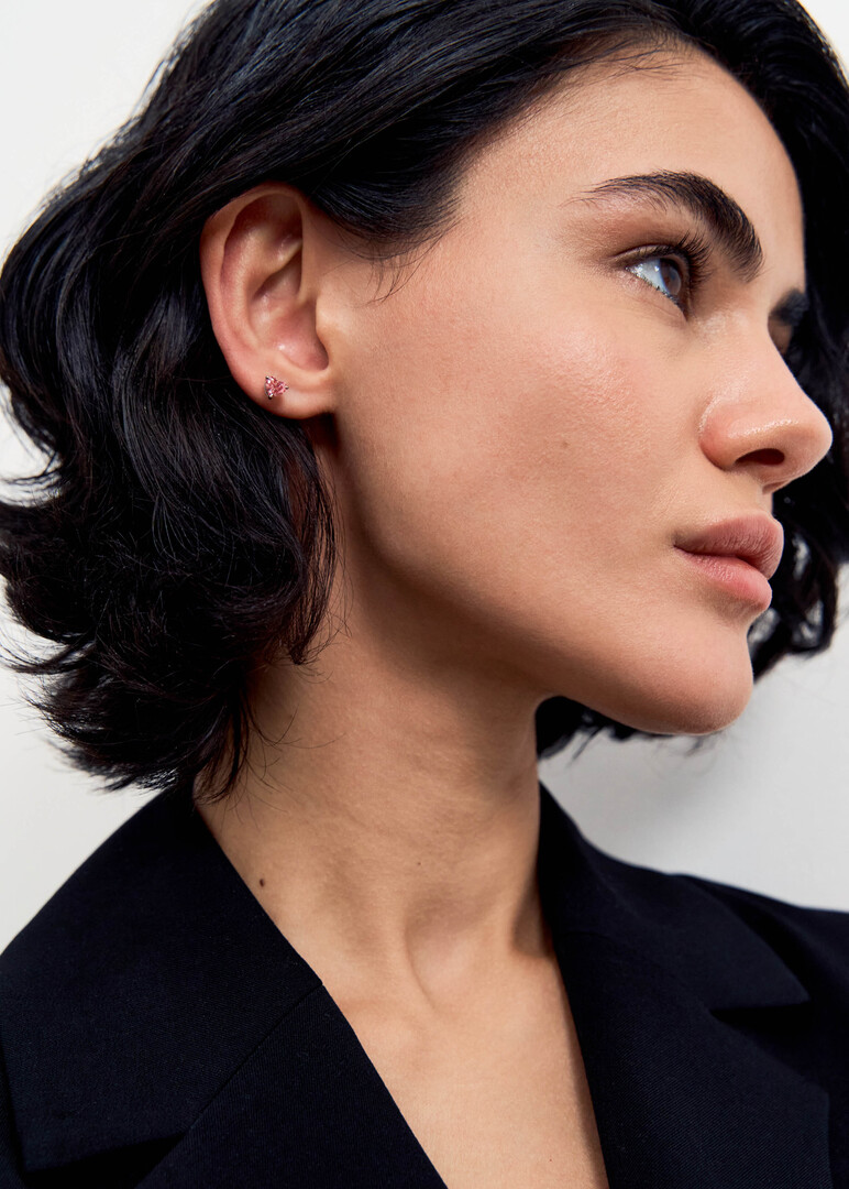 Earrings made of gold with pink grown diamonds