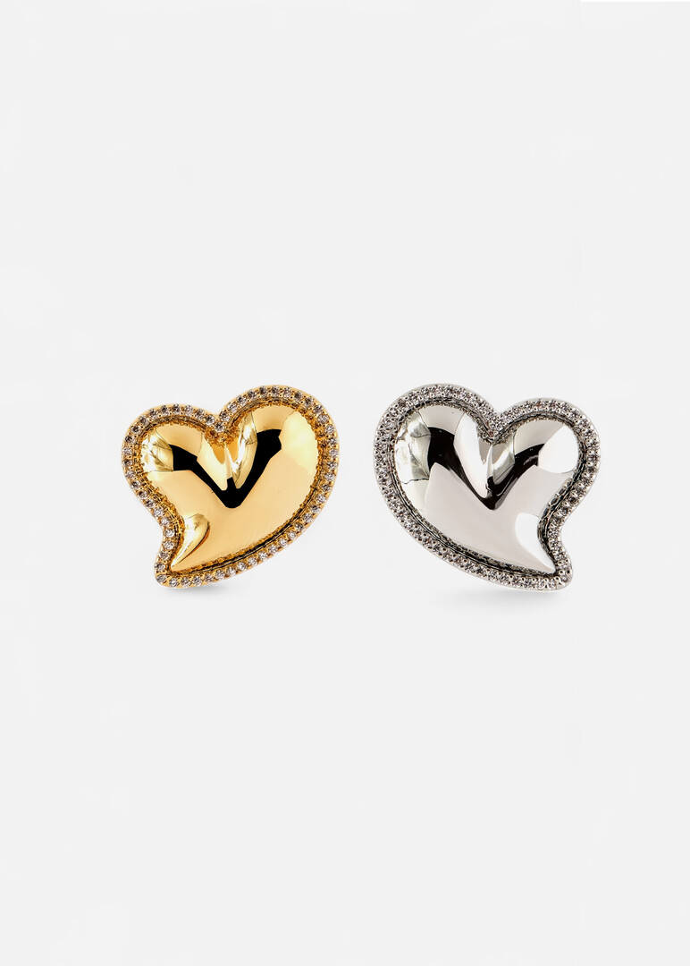 Bicolor earrings in the shape of hearts with crystals