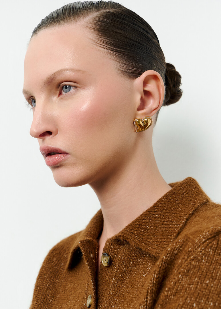 Bicolor earrings in the shape of hearts with crystals