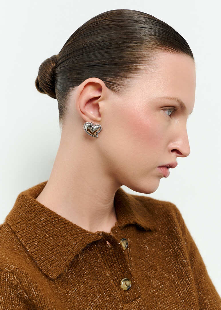 Bicolor earrings in the shape of hearts with crystals