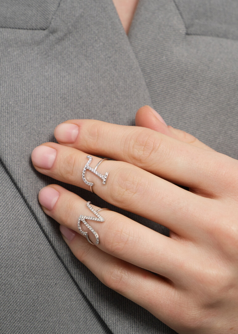 Gold ring with artificially grown diamonds