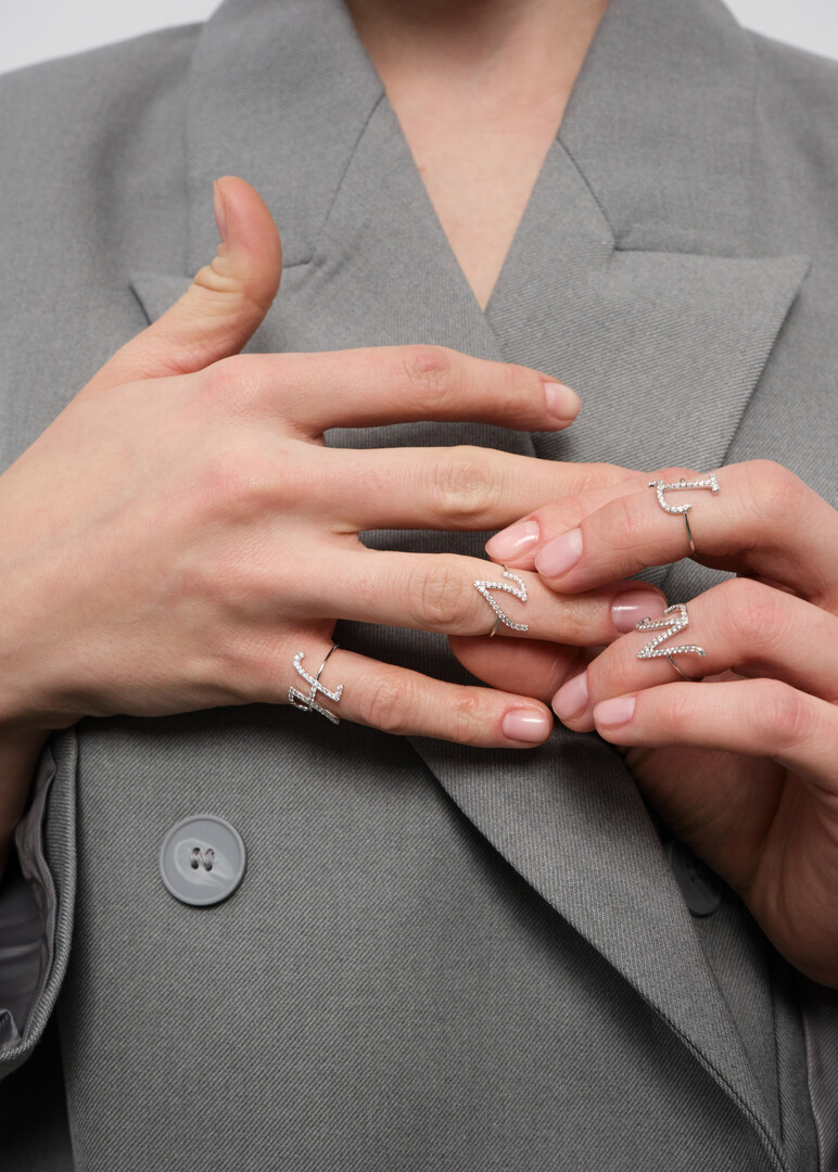 Gold ring with artificially grown diamonds