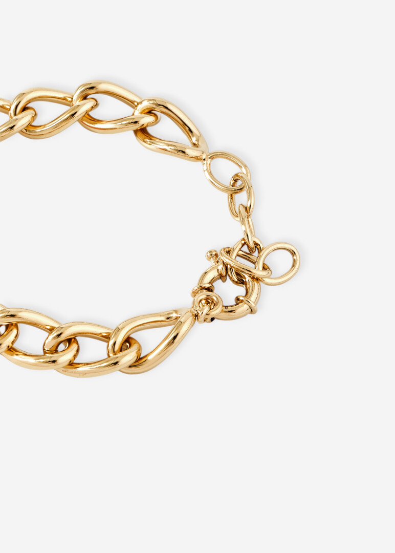 Golden chain bracelet with a pink heart
