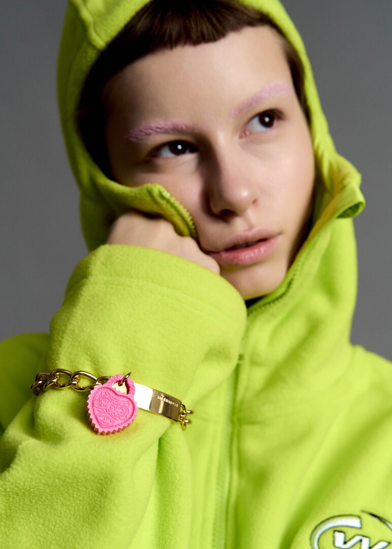 Golden chain bracelet with a pink heart