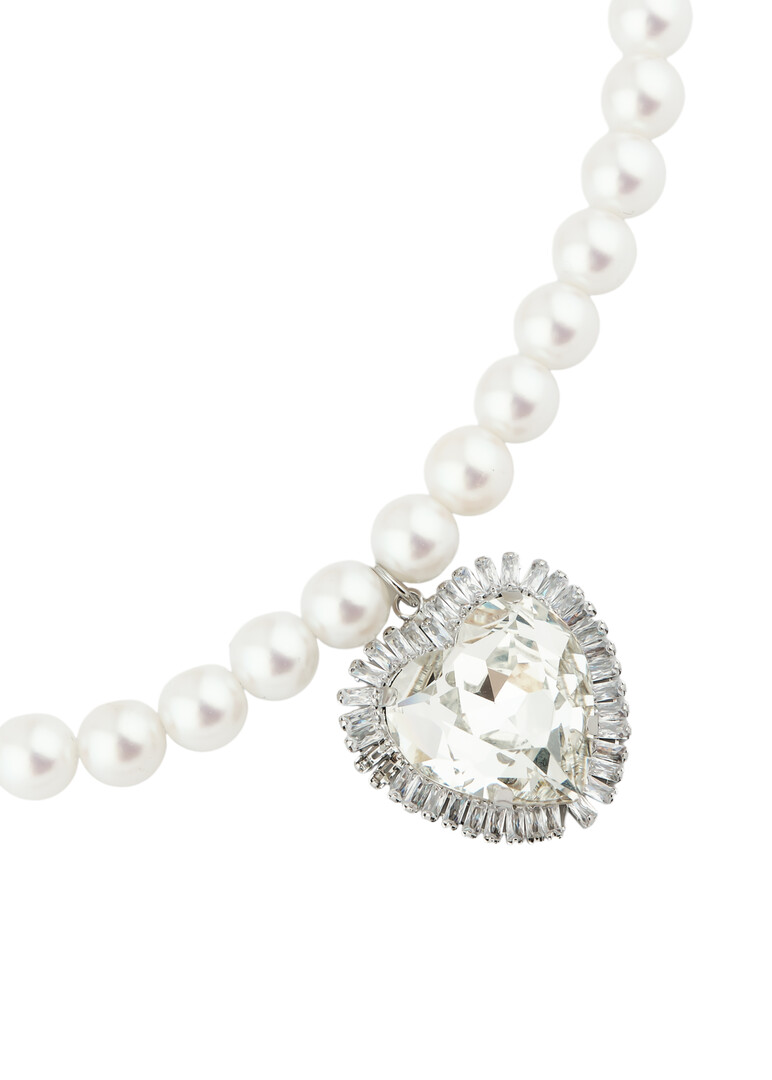 Choker made of pearl beads with a crystal heart