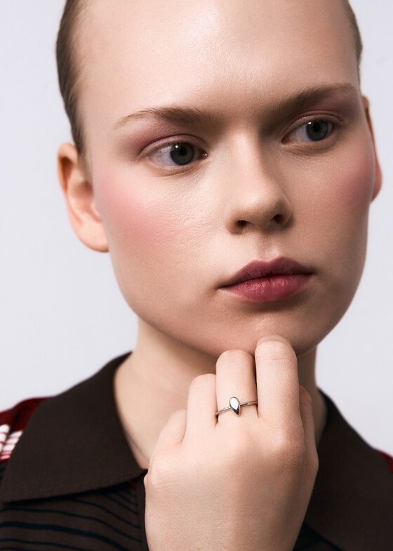 Тонкие кольца УРА jewelry Кольцо из серебра с эмалью из коллекции GOUTTE «Капля»