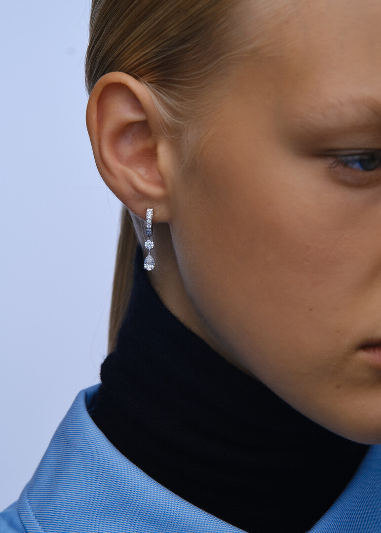 Earrings made of white gold with diamonds