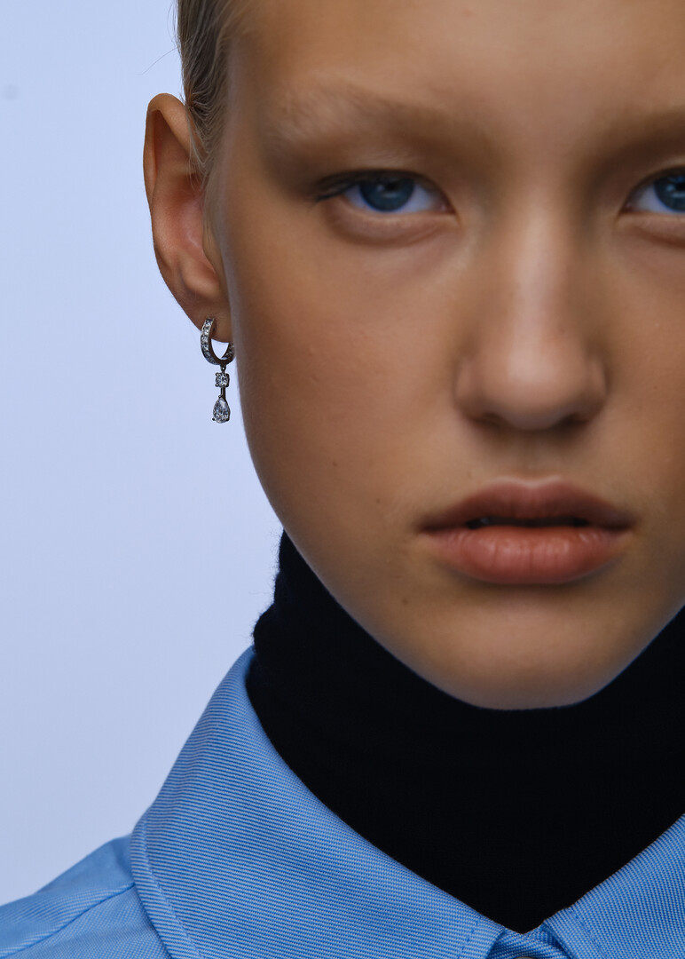 Earrings made of white gold with diamonds