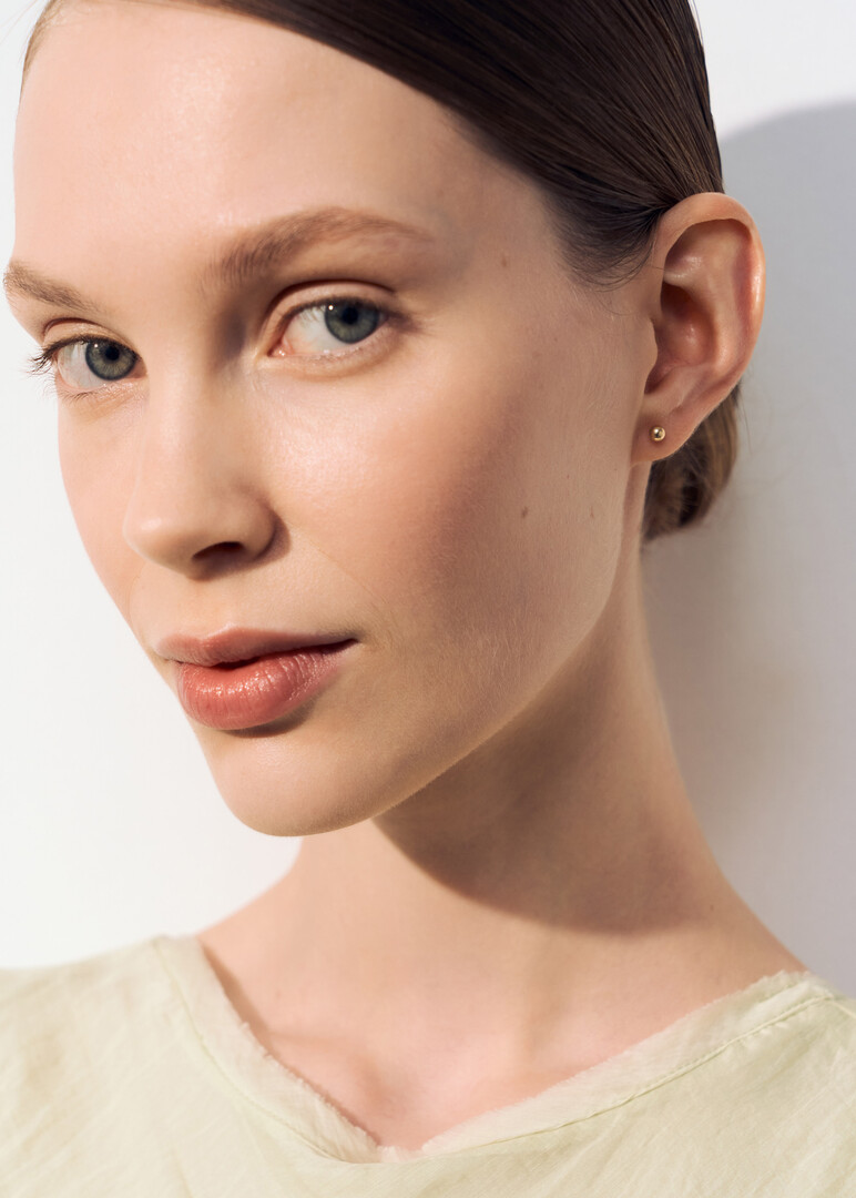 gold single stud earring