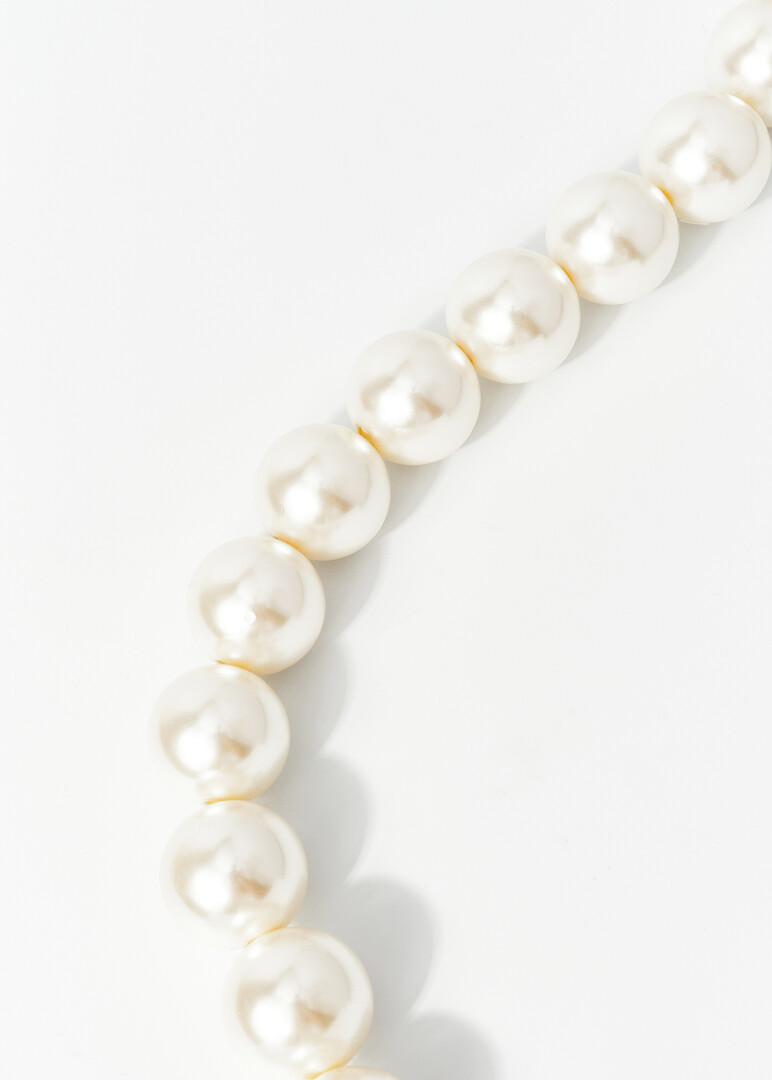 Large necklace made of large pearl beads
