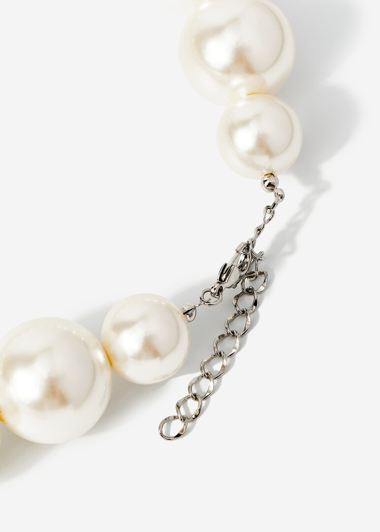 Large necklace made of large pearl beads