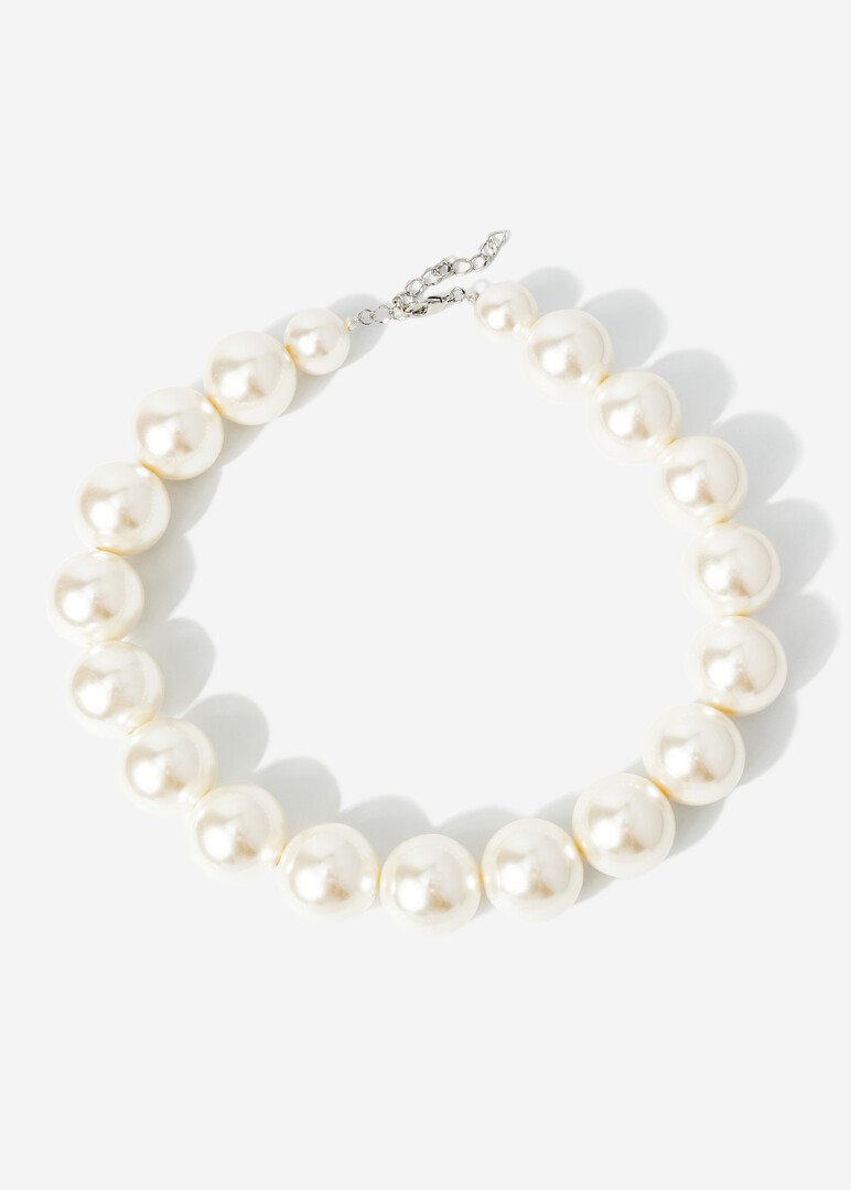 Large necklace made of large pearl beads