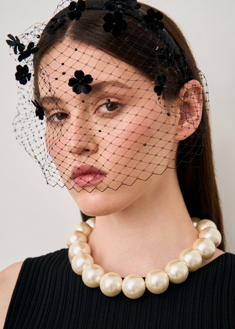 Large necklace made of large pearl beads