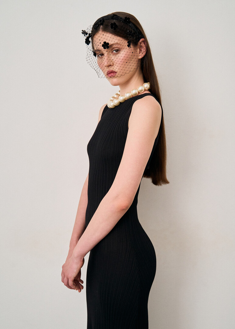 Large necklace made of large pearl beads