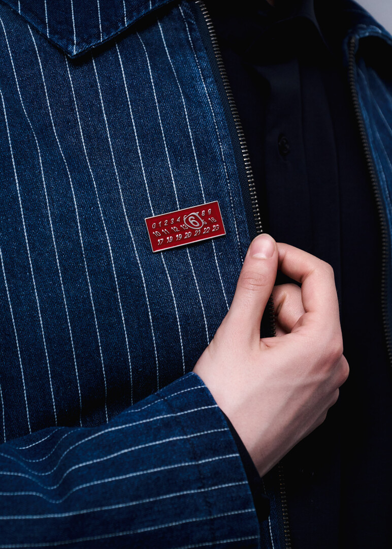 красная брошь Wavy Logo Pin