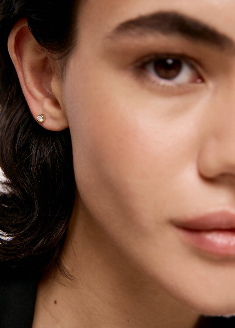 You can use a gold bracelet with a synthetic diamond