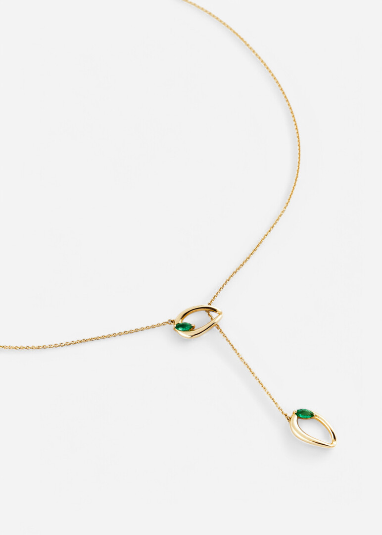 necklace made of gold with emeralds